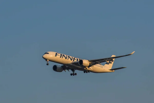 Avión de pasajeros volando en el aire — Foto de Stock