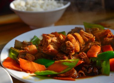 Sebze soslu kızarmış domuz eti 