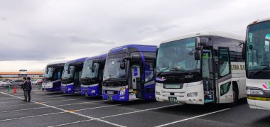 Mie, Japonya'da otoparkta otobüsler 
