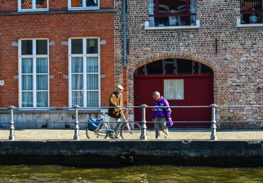 Güneşli bir günde Bruges tarihi merkezi