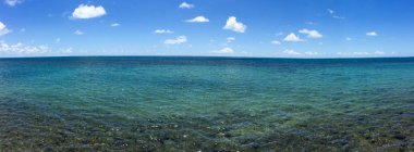 Yaz aylarında güzel mavi deniz 