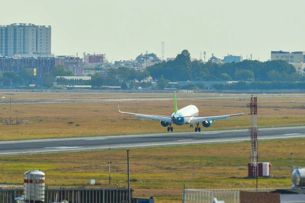 Passagerare flygplan landar på flygplatsen — Stockfoto