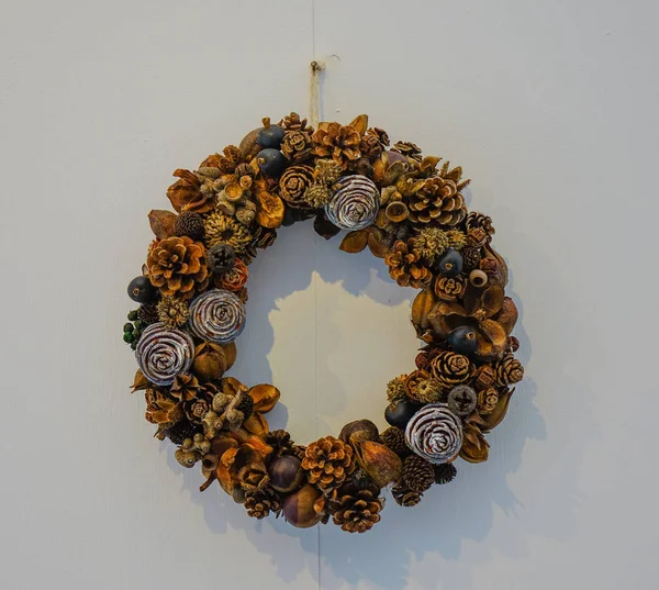 Christmas wreath with brown pine cones — Stock Photo, Image