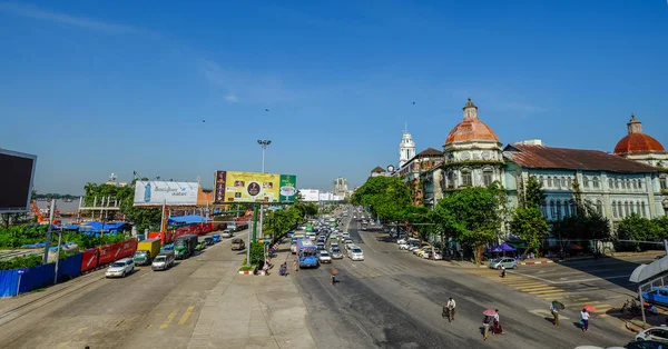 Rua principal em Yangon, Mianmar — Fotografia de Stock