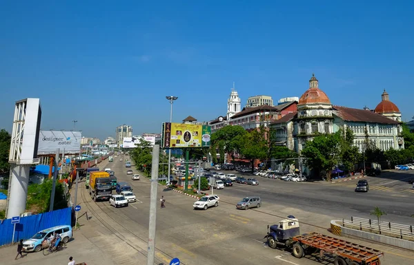 Rua principal em Yangon, Mianmar — Fotografia de Stock