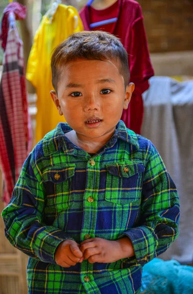 Bambini nel villaggio di Mandalay, Myanmar — Foto Stock