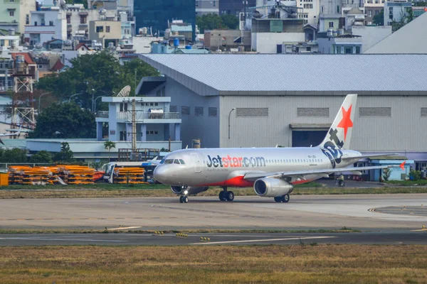 Passenger airplane taxiing at the airport — Stock Photo, Image