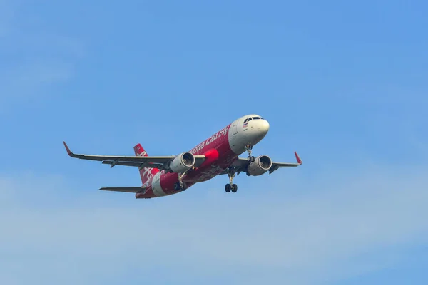 Avion de passagers atterrissant à l'aéroport — Photo