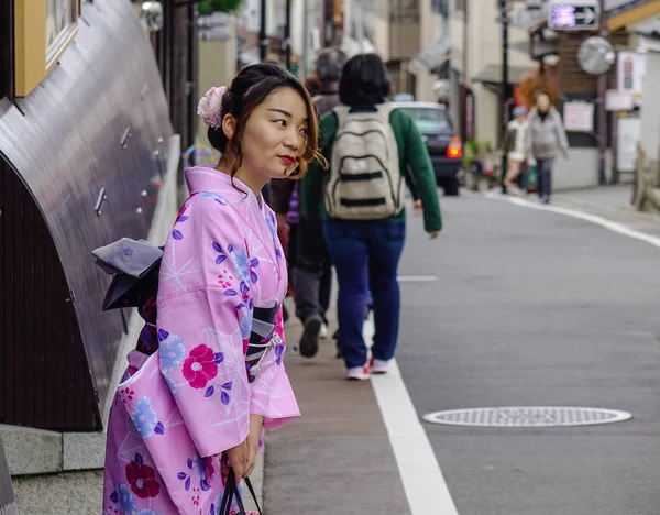 Egy nő kimonó utcában — Stock Fotó