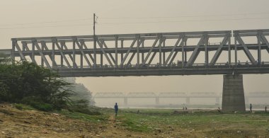 Agra, Hindistan'da Yamuna Nehri ile çelik köprü