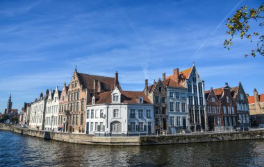 Güneşli bir günde Bruges tarihi merkezi