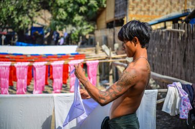 Geleneksel boya işlemi çekiminden sonra kurutma kumaşı