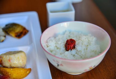 Japon beyaz pirinç ve umeboshi