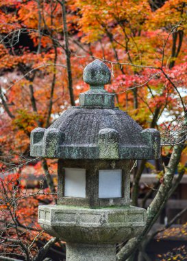 Sonbahar parkında taş fener 