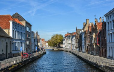 Güneşli bir günde Bruges tarihi merkezi