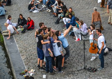 Birçok kişi rıhtımda zevk 
