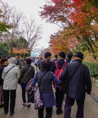 Zen bahçesinde yürüyen insanlar