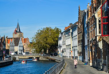 Güneşli bir günde Bruges tarihi merkezi