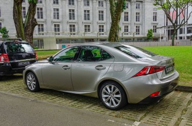 Sokakta lüks bir otopark 