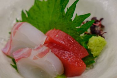 Kasede karışık dilimlenmiş balık sashimi