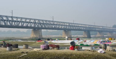 Agra, Hindistan'da Yamuna Nehri ile çelik köprü