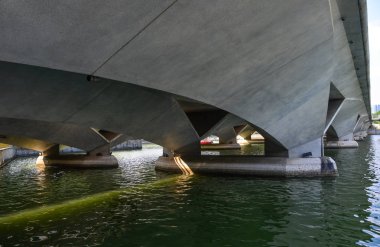 Köprü altında yapı