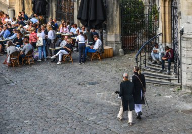 Birçok kişi rıhtımda zevk 