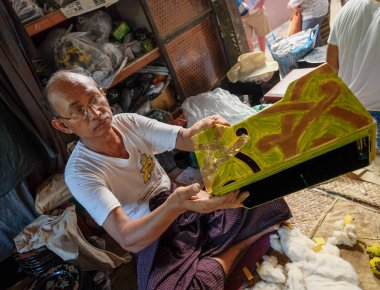 Hediyelik eşya yapan zanaatkar