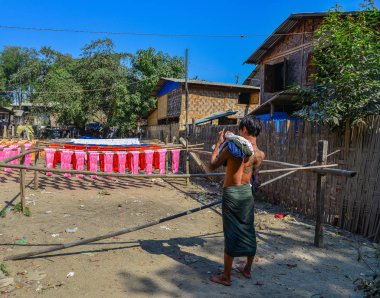 Geleneksel boya işlemi çekiminden sonra kurutma kumaşı