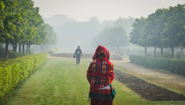Sabahın erken saatlerinde ağaç parkı 