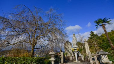 Japon bahçesinde Buda heykeli