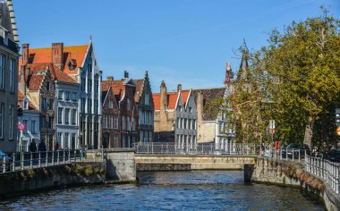 Güneşli bir günde Bruges tarihi merkezi