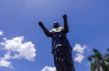 Ana meydanda bir kahraman anıtı