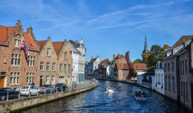Güneşli bir günde Bruges tarihi merkezi