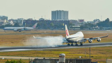 Havaalanında açılış yolcu uçak 