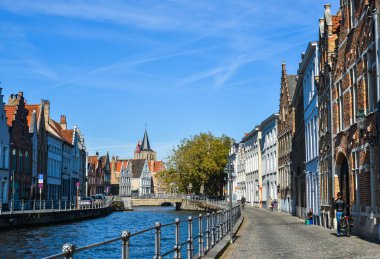 Güneşli bir günde Bruges tarihi merkezi