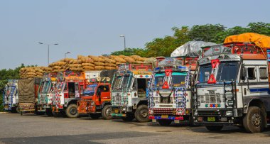 Agra, Hindistan dinlenme alanında Kamyon römorklar