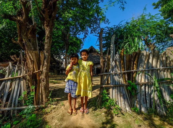 Des gens dans un petit village de Bagan, Myanmar — Photo