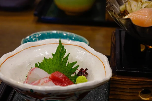 Sashimi de pește feliat mixt în castron — Fotografie, imagine de stoc