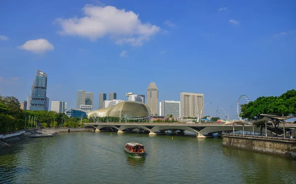 Río Singapur con rascacielos — Foto de Stock