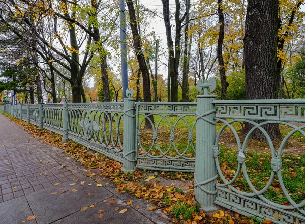 Herbstgarten in heilige petersburg — Stockfoto