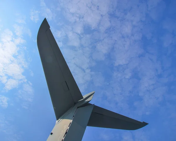 Cola de un avión contra el cielo azul — Foto de Stock