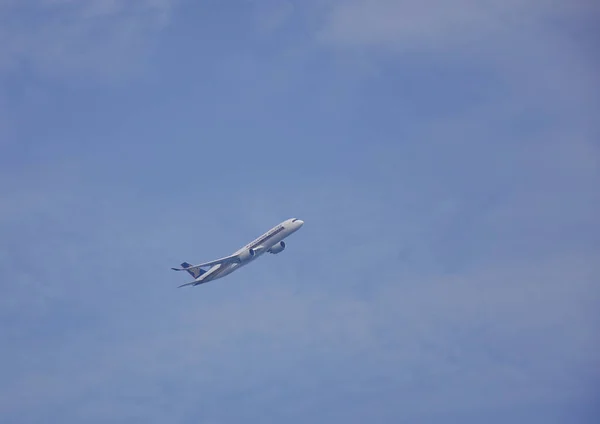 Een vliegtuig dat in de lucht vliegt — Stockfoto