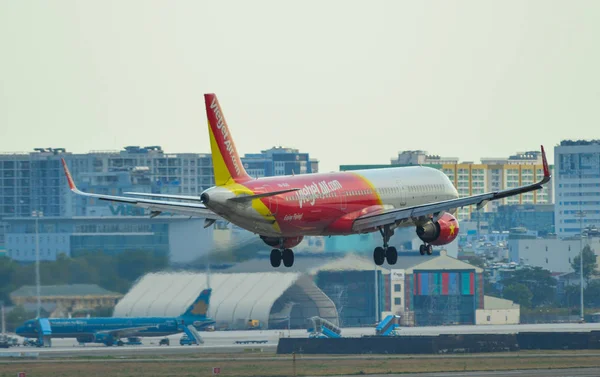 Avión de pasajeros aterrizando en el aeropuerto — Foto de Stock