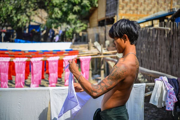 Tecido de secagem após o processo de tintura tradicional tiro — Fotografia de Stock