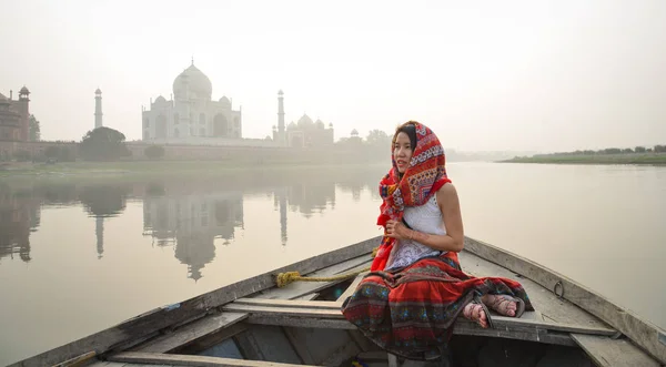 A woman watching sunset over Taj Mahal — Stock Photo, Image