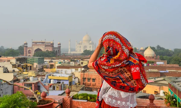 A young woman looking at Taj Mahal — Stock Photo, Image