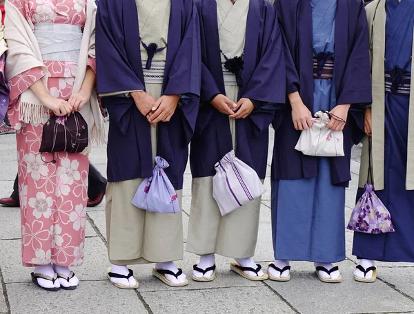 Kimonó ruhát viselő fiatalok — Stock Fotó
