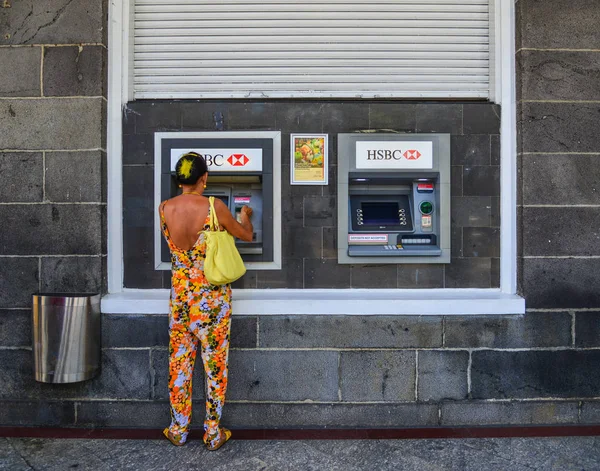 Una mujer retirando dinero —  Fotos de Stock