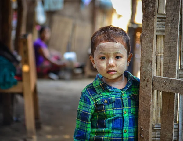 Kinder im Dorf in Mandalay, Myanmar — Stockfoto